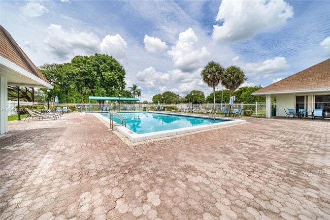 Building Photo - 5400 S Lakewood Cir S