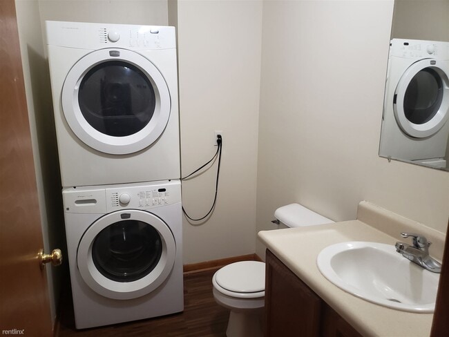 Building Photo - 3 br, 1.5 bath Duplex - 166 Lamoreaux Dr N...
