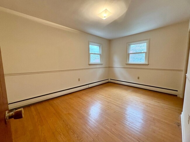 Building Photo - 3 Bedroom 1.5 Bathroom in Harrisburg -Cent...