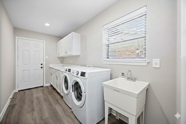 Building Photo - 8826 Tanager St