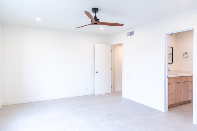 Building Photo - 1400 E Palm Canyon Dr