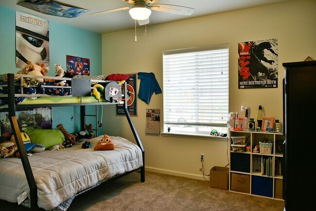 Building Photo - Great 3 Bed / 3 Bath with Garage! Open Floor Plan with Upgrades!