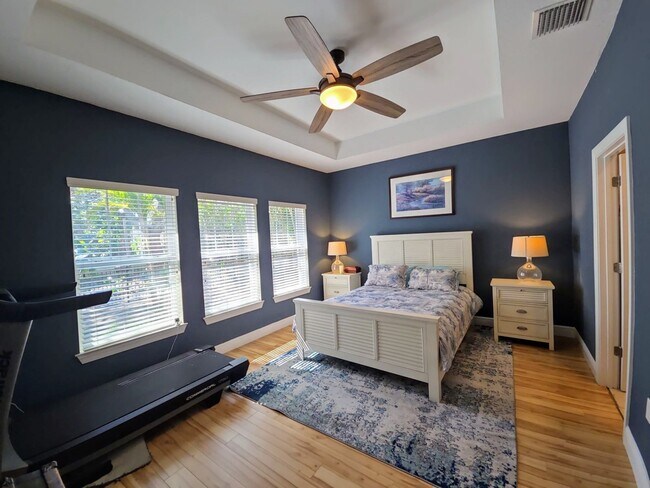 Building Photo - 857 10th Ave S