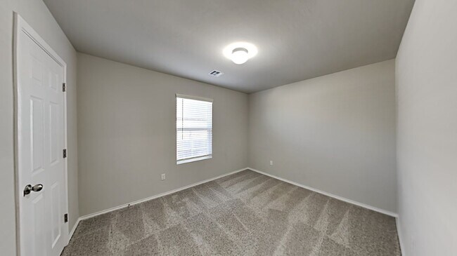 Building Photo - Very Nice 3 Bedroom 2 Bath Home in Yukon Schools