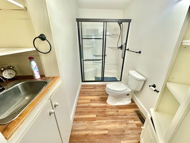 Building Photo - 243 Love St