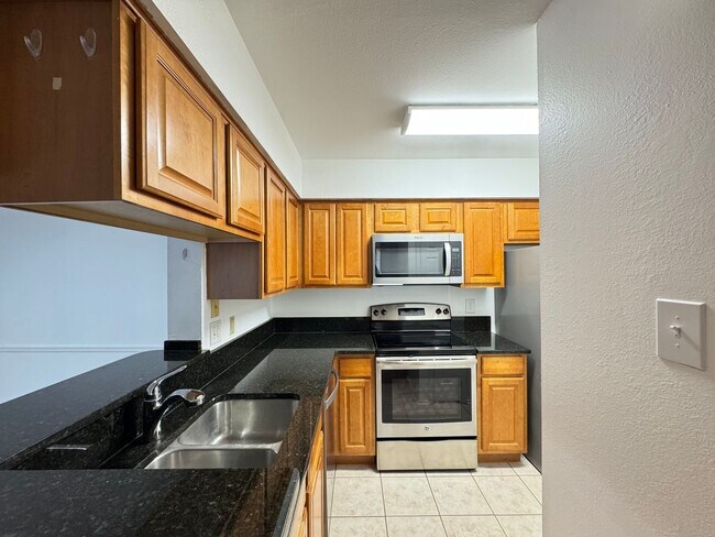 Building Photo - Bright And Cozy 2 Bed 2 Bath Condo In Vibrant Pointe At Park Center