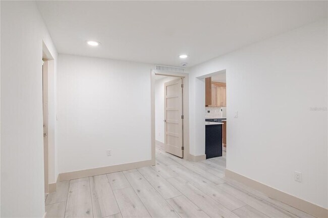 Building Photo - 4712 W Bay Ave