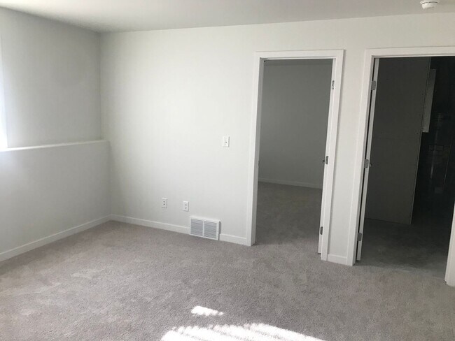 Building Photo - 3 Bed 3 Bath Twin Home