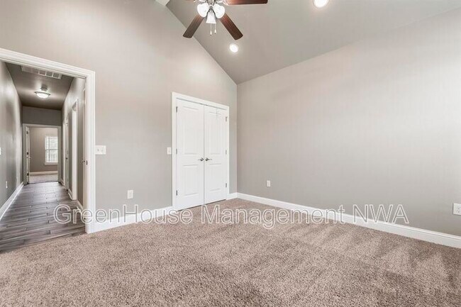 Building Photo - 4402 SW Alfalfa Ave