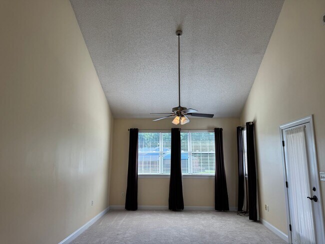 Building Photo - One Bedroom Condo in The Terraces of Denver!