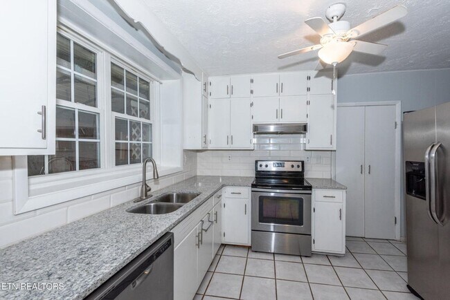 Building Photo - Maryville 37804 - 2 bedroom, 1 bath home w...