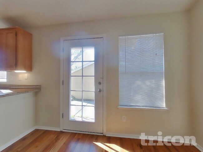 Building Photo - 715 Lotz Way