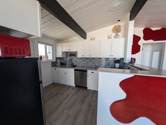 Building Photo - Adorable 2 bedroom 1 bathroom home *** FIRST MONTH DISCOUNTED RENT**