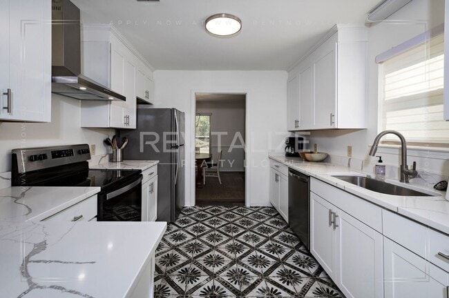 Building Photo - Stunning 3 Bed 2 Bath Brick Home with Huge Yard!