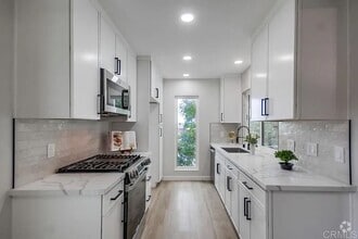 Building Photo - Fully Remodeled 2BR Condo with Designer Fi...