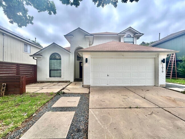 Primary Photo - Beautiful 3/BR 2.5/BA Home with Modern Fin...