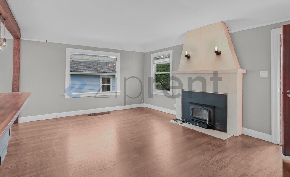 Building Photo - Unit