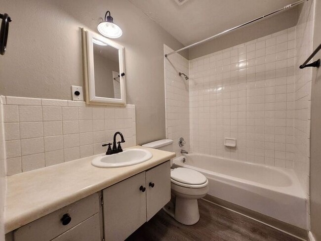 Building Photo - Cozy 3-Bed, 1-Bath Apartment on Filmore St...