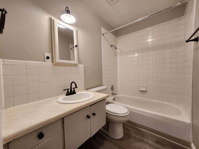 Building Photo - Modern 3-Bed, 1-Bath Apartment – Renovated...
