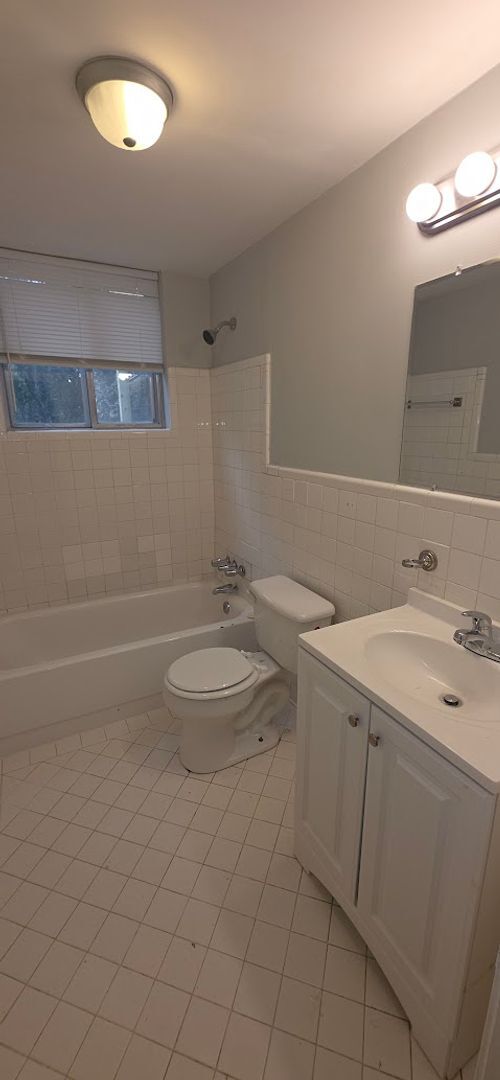 Building Photo - Large Family Home - Move In Ready!