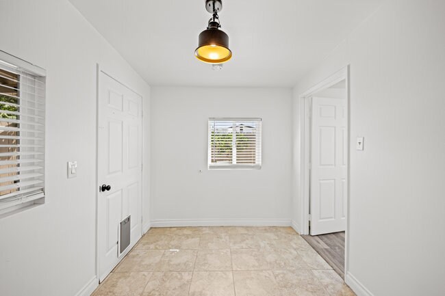 Building Photo - 257 Holiday Way