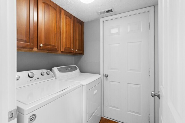 Building Photo - 952 Helston Ave