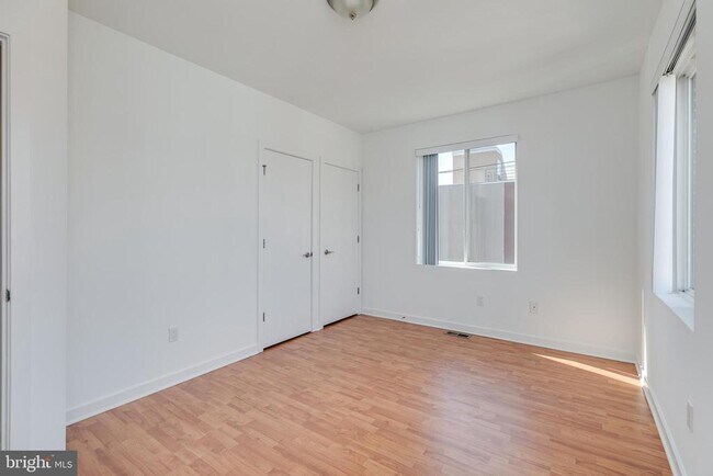 Building Photo - 220 W George St