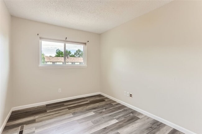 Building Photo - Charming 3 Bedroom 2 Bath Townhome In Aurora!