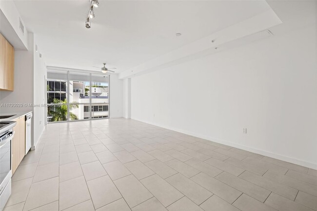 Building Photo - 2150 N Bayshore Dr