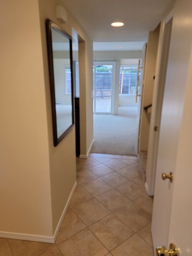 Building Photo - SPACIOUS 3BR/2.5 TOWNHOME STYLE UNIT locat...