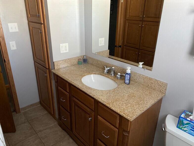 Building Photo - 808 Davis St