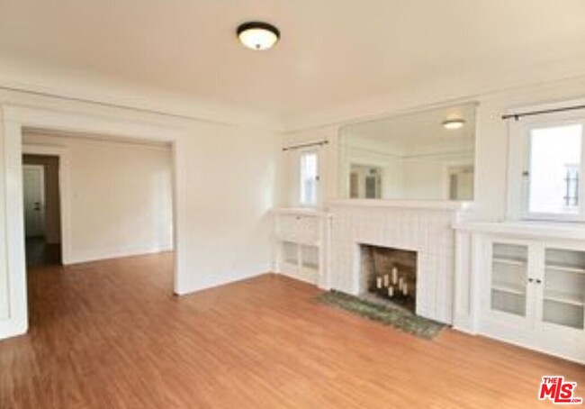 Building Photo - 1034 N Kenmore Ave
