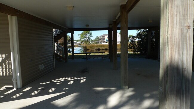 Building Photo - Gorgeous water views just blocks from the ...
