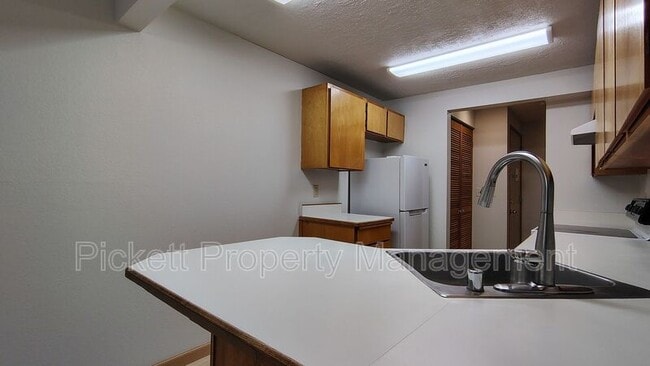 Building Photo - 20026 Vikings Crest NE