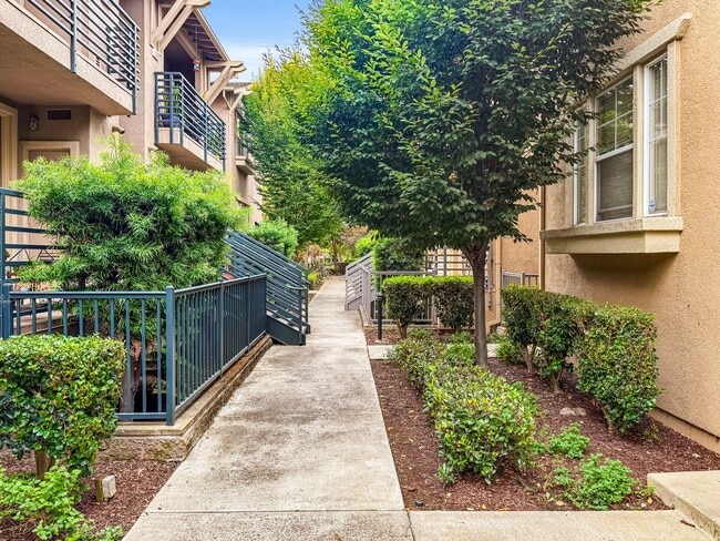 Building Photo - Modern, Private 2 Bed/2 Bath Townhouse wit...