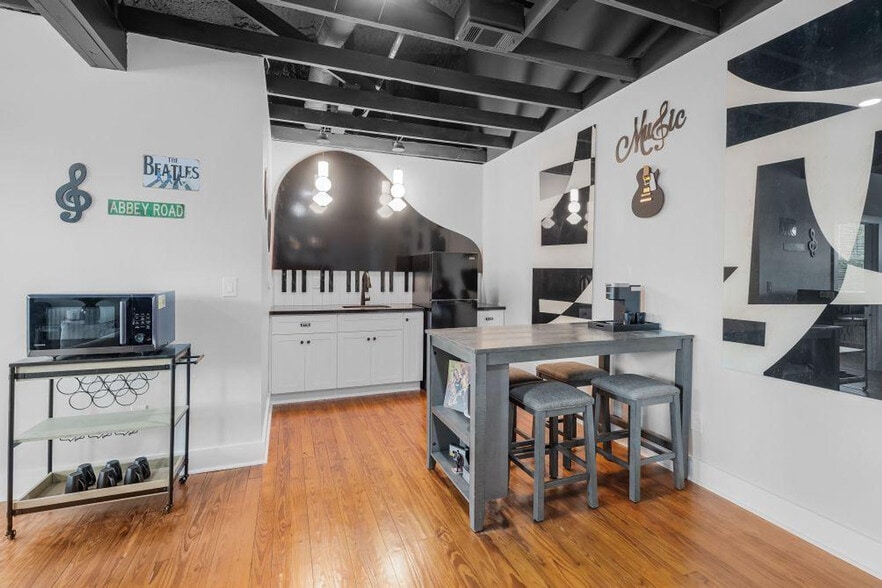 Building Photo - 156 Camellia St