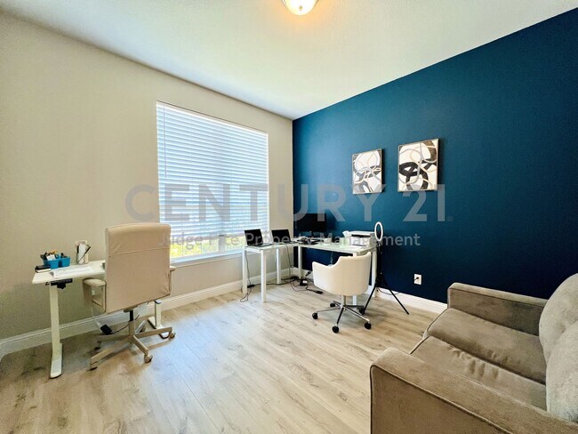 Building Photo - Immaculate 2-Story 5/3.5/2 in Desirable Ch...