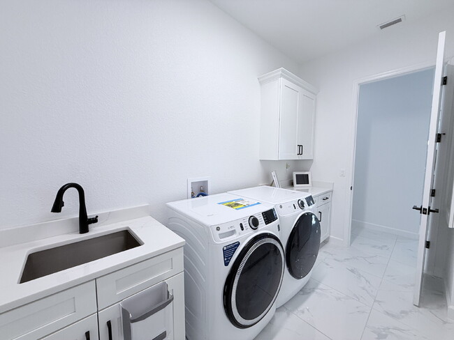 Building Photo - 5 Bedroom and 6 Bathroom, Lake view House