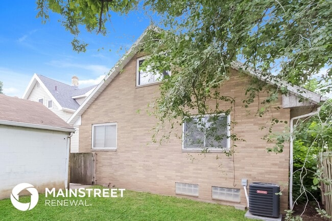 Building Photo - 1710 Galion Ave