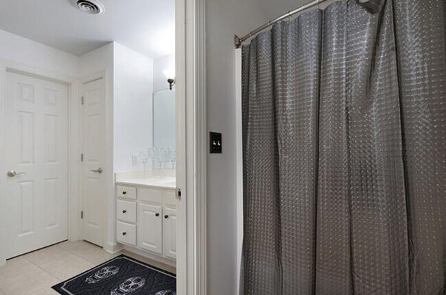 Building Photo - Stunning 5BR Executive Style Home in Brentwood