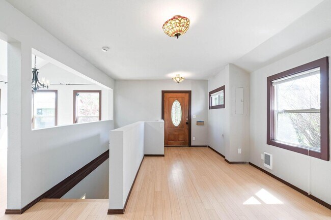 Building Photo - Unique, spacious 4-bdrm/3-bath Craftsman w/ lots of character. Bonus room, near Alberta District!