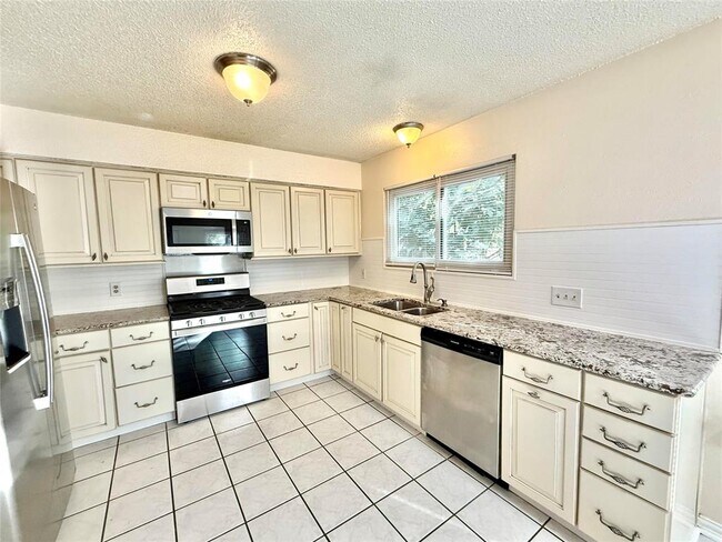 Building Photo - 710 Riverwood Dr
