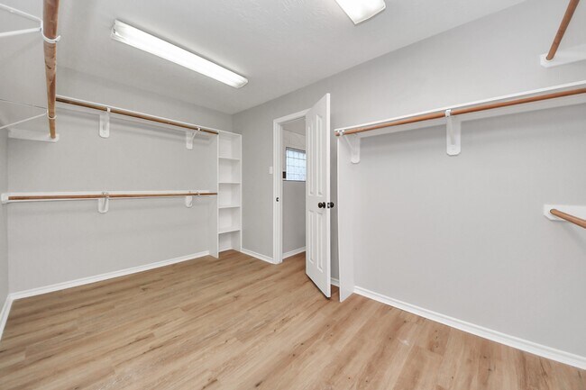 Building Photo - 1410 Long View Dr