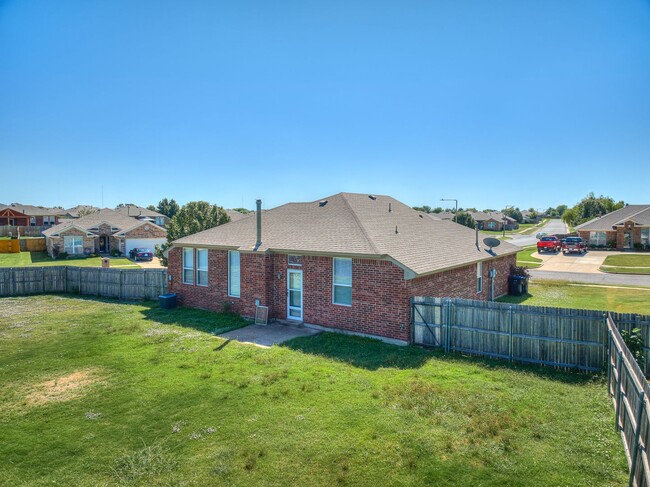 Building Photo - Updated home in Edmond + 3 bed + 2 bath + ...