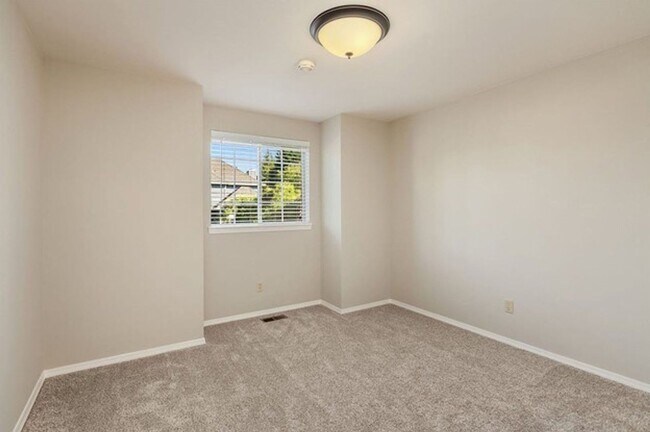 Building Photo - Exceptional home on a quiet cul-de-sac in ...