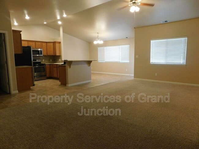 Building Photo - 3006 1/2 Oakwood Drive