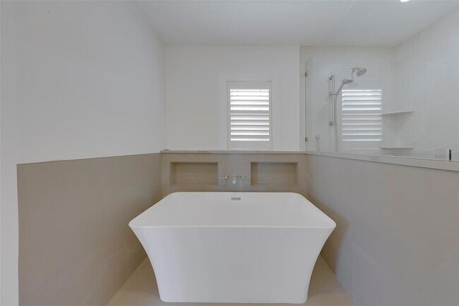 Building Photo - 210 176th Terrace E