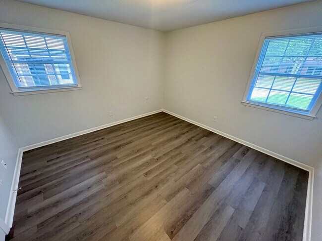 Building Photo - 2 Bedroom, 1 Bath Duplex Located in the Ce...