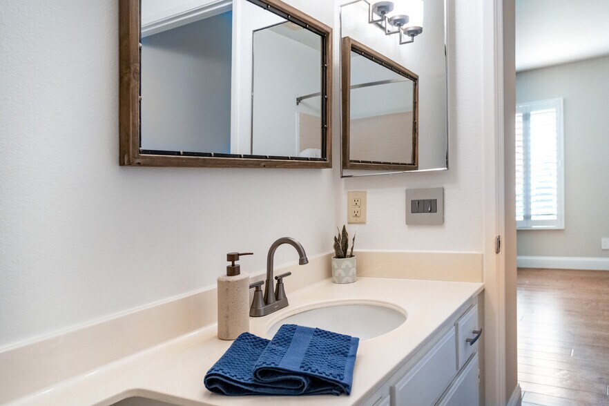 En suite bathroom - 6638 Clybourn Ave