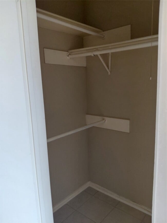 Building Photo - 16511 Parkridge Ct